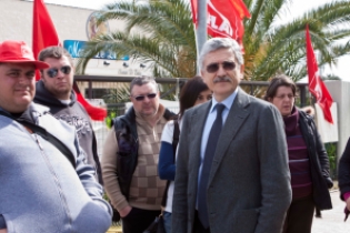 Massimo D'Alema con gli scioperanti di Monna De'Lizia (foto Giuseppe Fanizza)